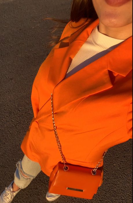 Оранжево сако.