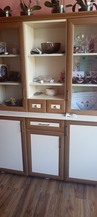 Скрин с витрина за всекидневна с размери 130 / 180