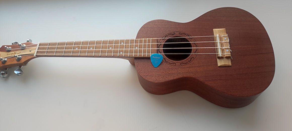 Продам ukulele новый