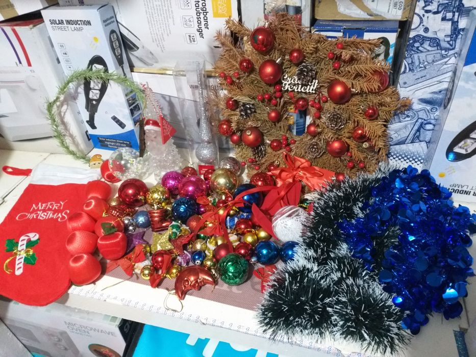 Lot Decoratiuni de Craciun Beteala.Globuri