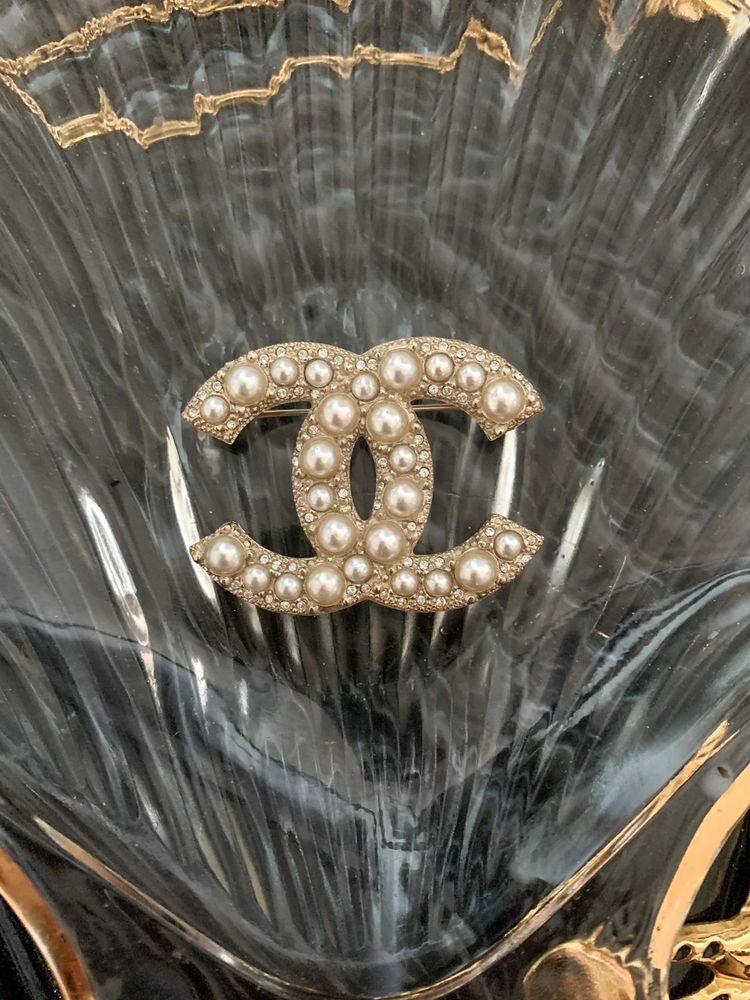 Бутикови брошки Chanel