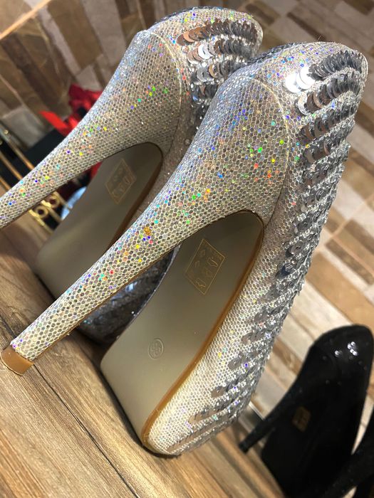 Обувки на висок ток