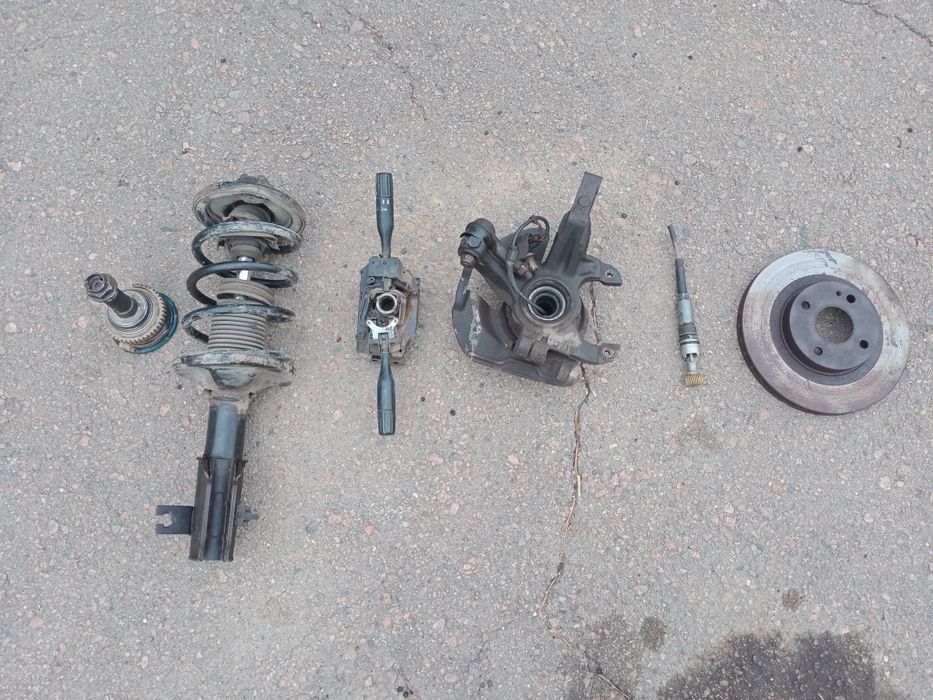 Продам запчасти на  мазду 323