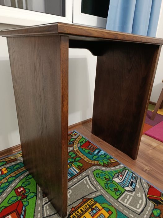 Малко бюро от масивно дърво