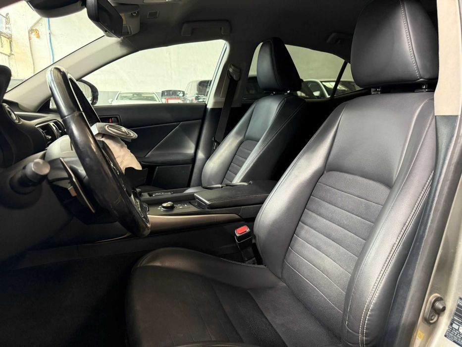 Lexus IS300h avariat