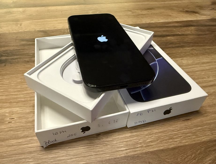 2 x iPhone 16 Pro Max