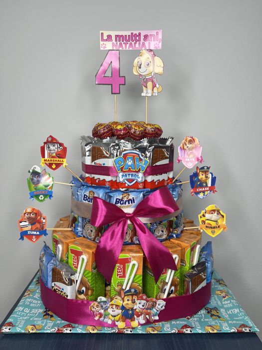 Tort din dulciuri ambalate