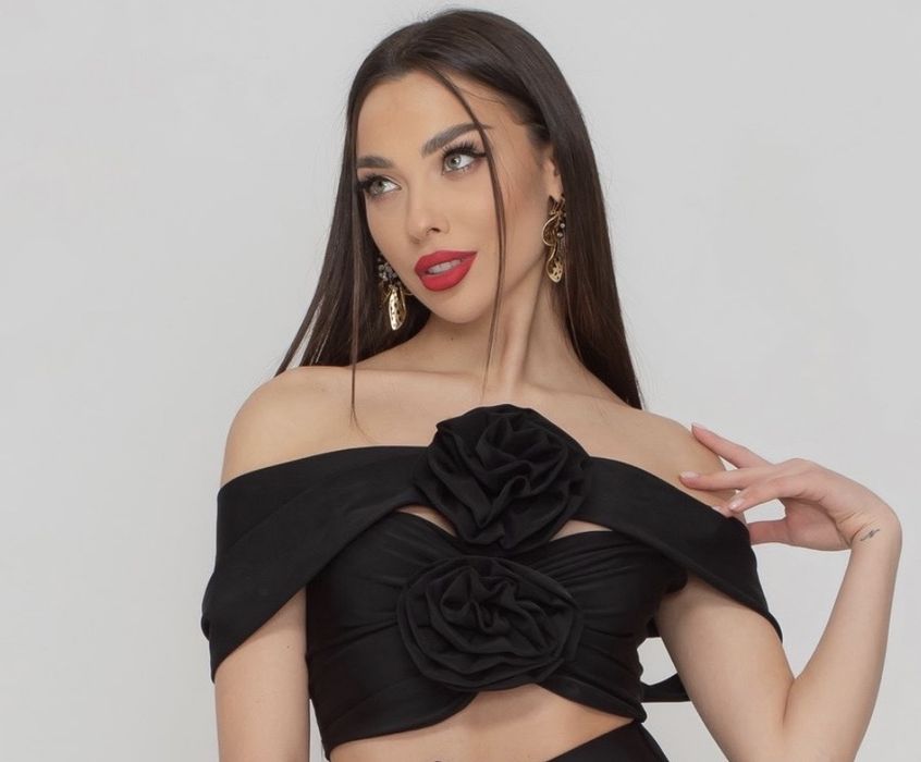 Черен топ с рози - NIKOLE COLLECTION