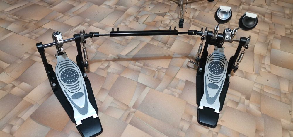 Продам двойную педаль  кардан на бас бочку.