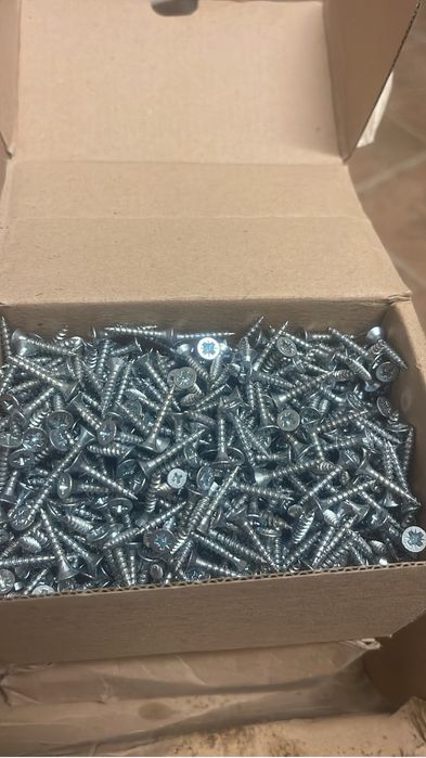 Lichidare stoc suruburi auto-forante si holsuruburi