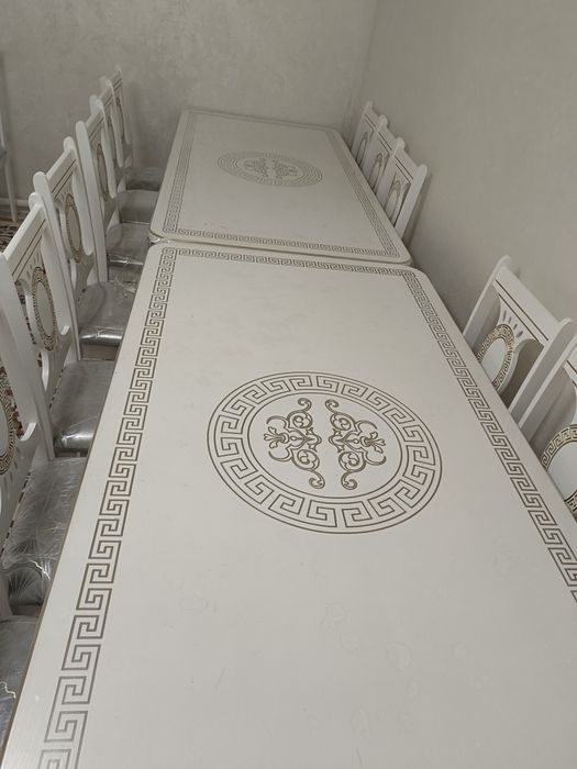 Гостиный стол и стулья