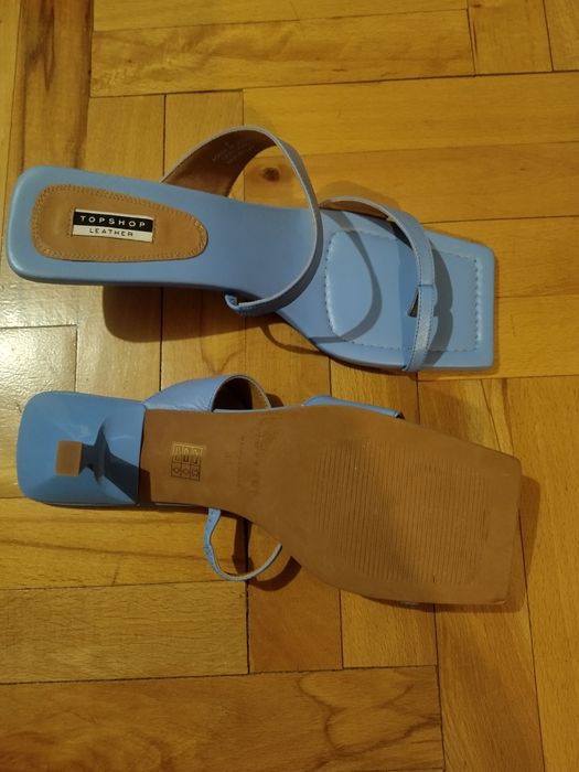 Чисто нови чехли, сандали