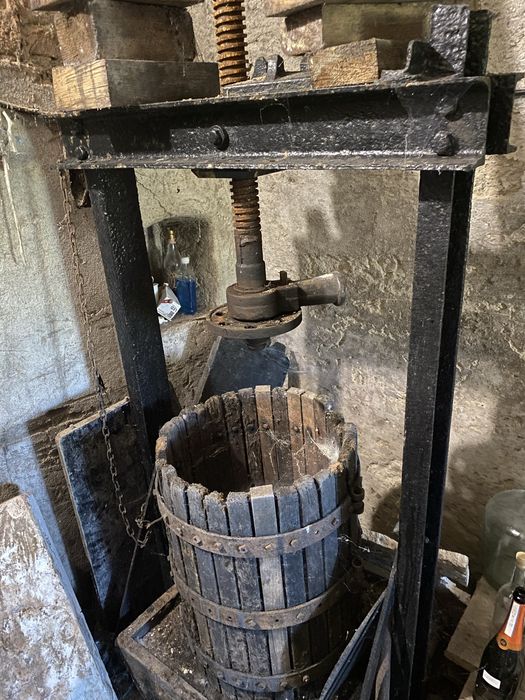 Zdrobitor manual și presă veche de struguri – peste 50 de ani