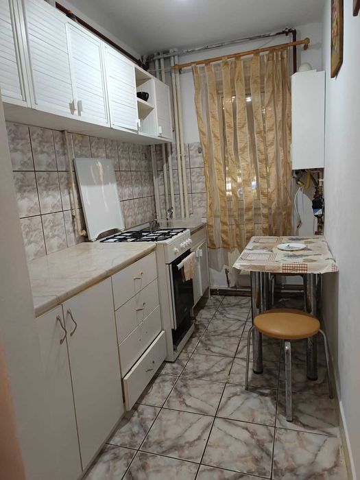 Inchiriez apartament  2 camere in zona Boul Rosu cu centrala proprie