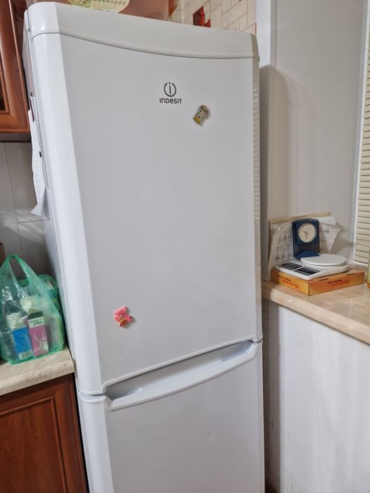 Продам холодильник indesit