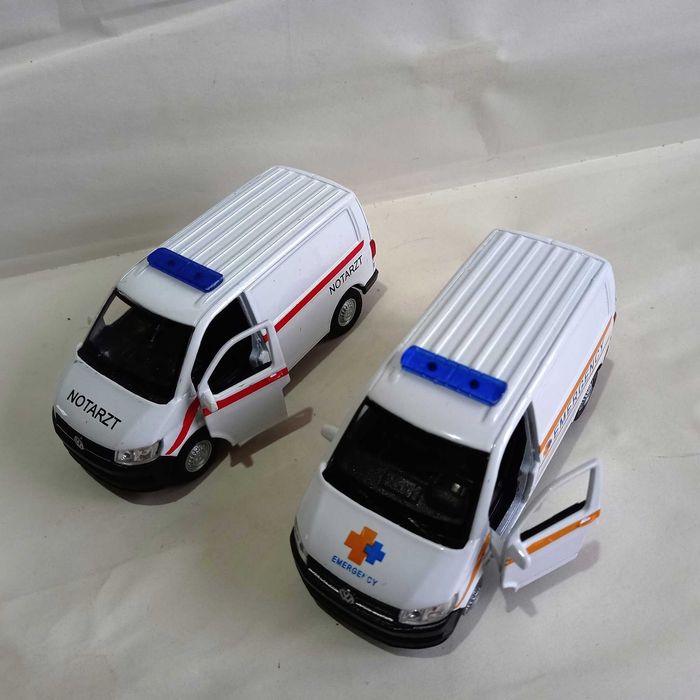 2 utilitare VW Transporter T6, 1/40, stare bună