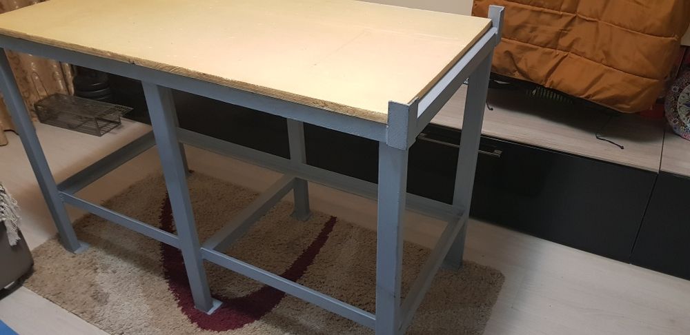 Acvariu cu masa metalica