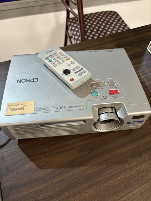 Продавам мултимедиен проектор