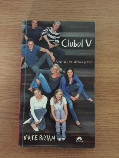 Vând carte Clubul V