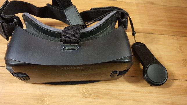 Vând Samsung gear VR  SM-R325 + controller