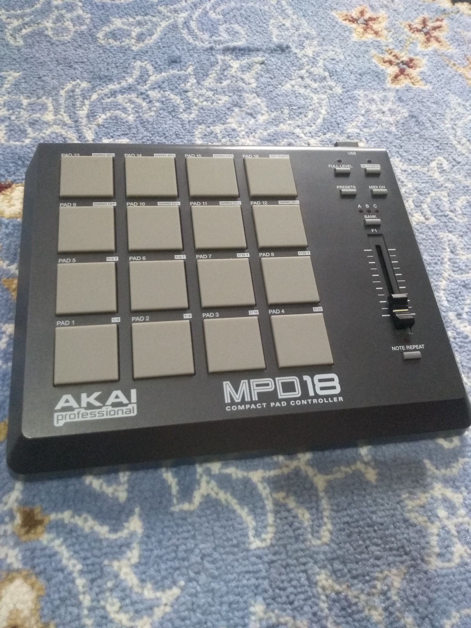 Midi миди пэд контроллер Akai mpd18