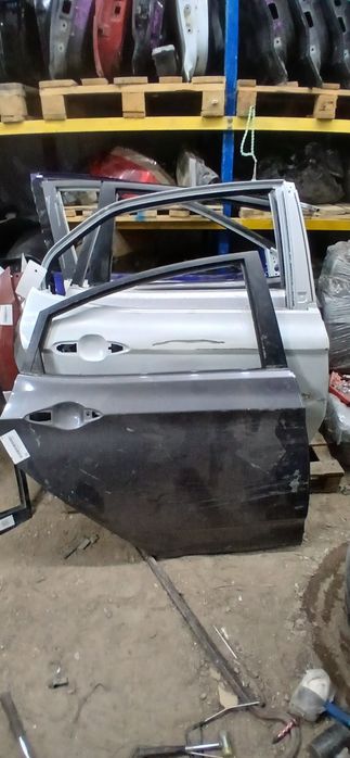 Дверь акцент солярис задняя правая дверь на Hyundai Accent Solaris бу