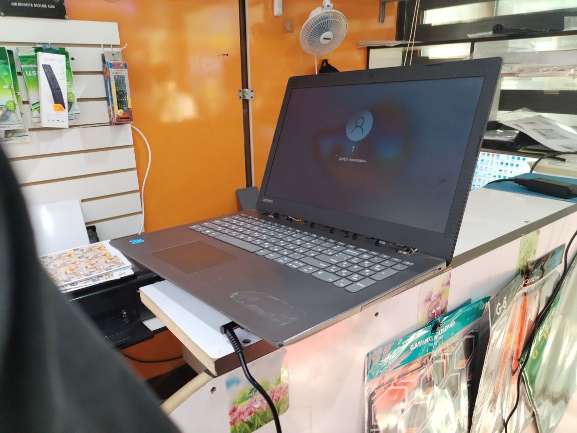 Noutbuk sotiladi Lenovo