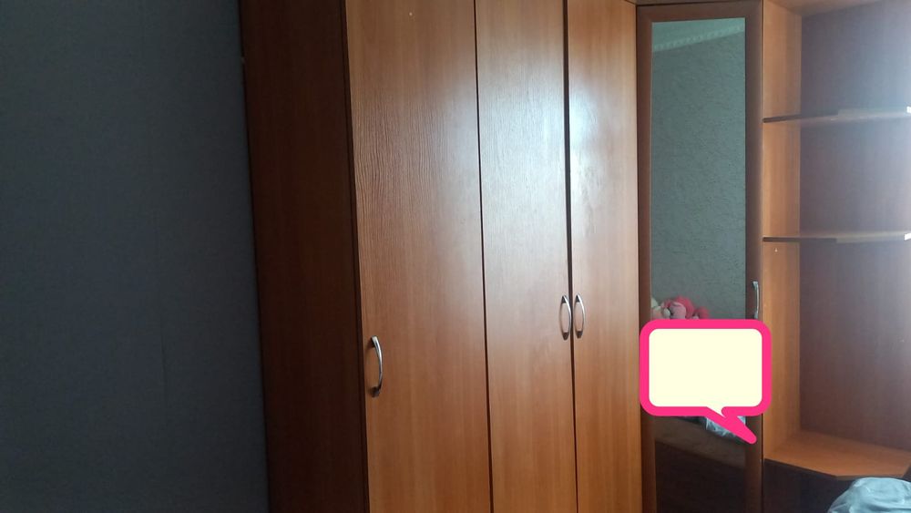 Продам шкаф высота 210см.  20 тыс.тг. Торг.