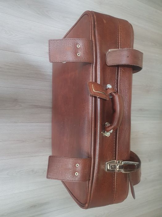 Geamantan mare piele .