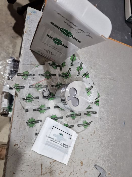 Piston echipat tractor fiat 312 315 cu diametru de 82 mm import Italia