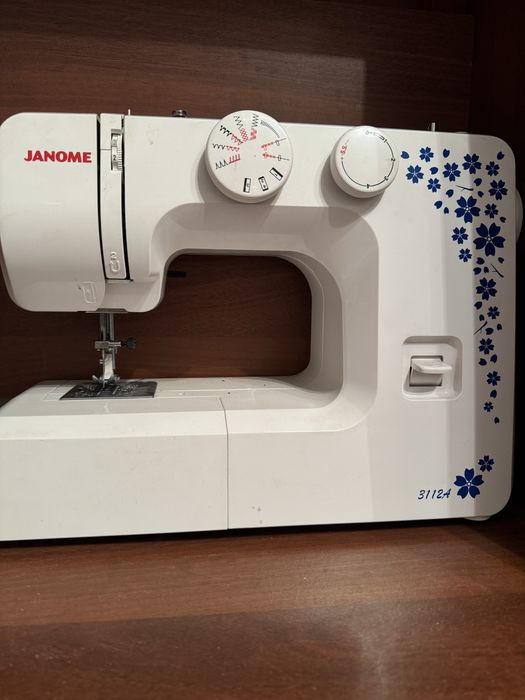 Швейная машина фирмы Janome