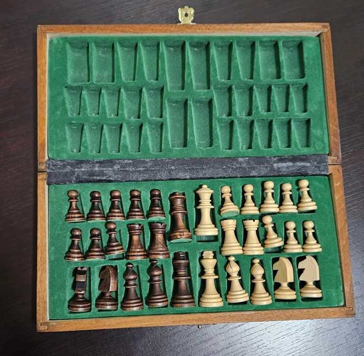 Joc de șah / Cutie cu piese de șah din lemn