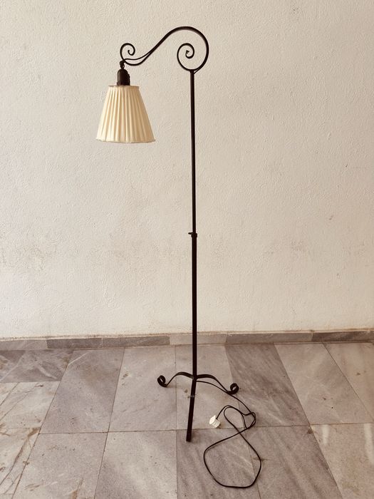 Ретро подова реголируема лампа от ковано желязо с абажур- винтидж стил