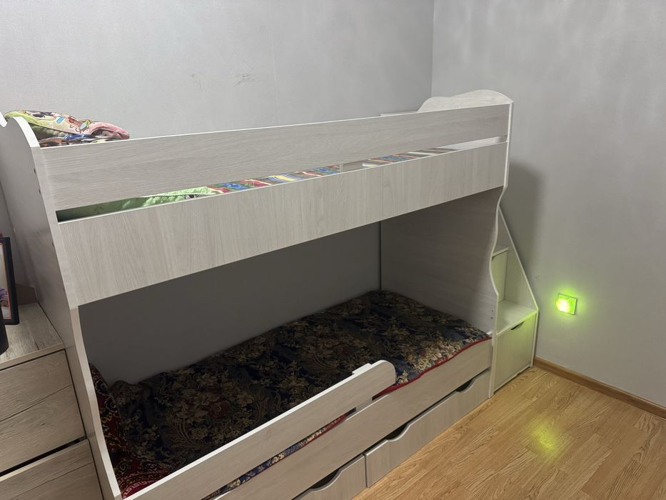 Двухъярусная кровать с ящиками