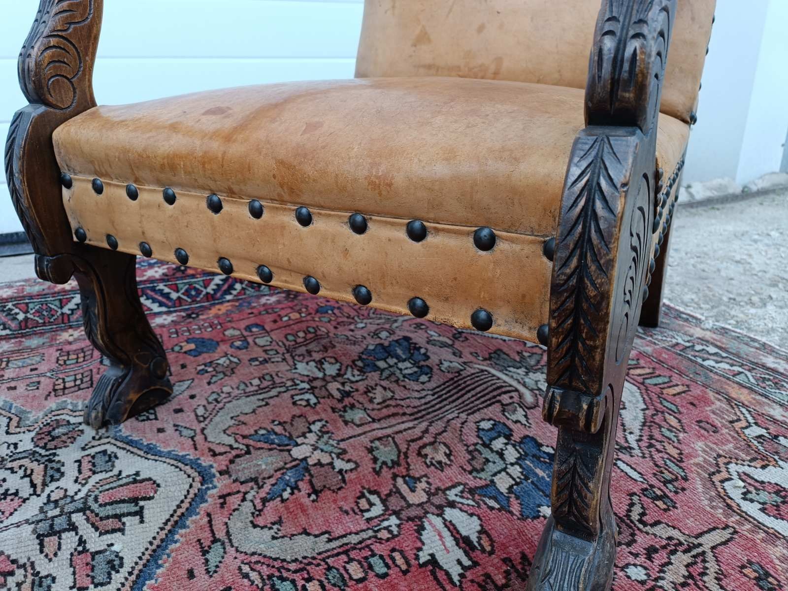 Старинен Трон кресло и маса от телешка кожа с богата орнаментика