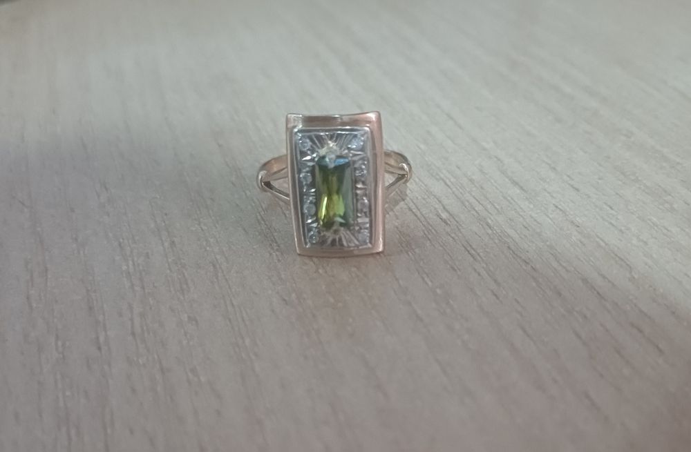 Продам золотое кольцо с бриллиантами