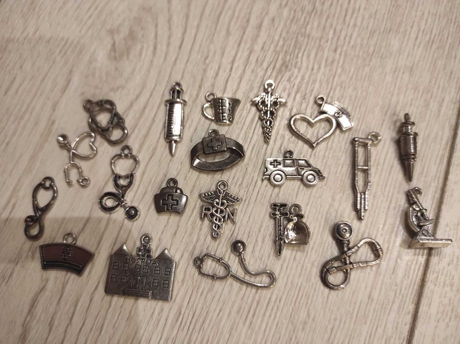 Колекция от сребърни бижута на тема медицина