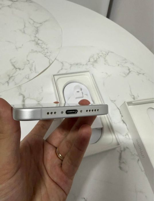 Vand iphone 16  Arata ca nou