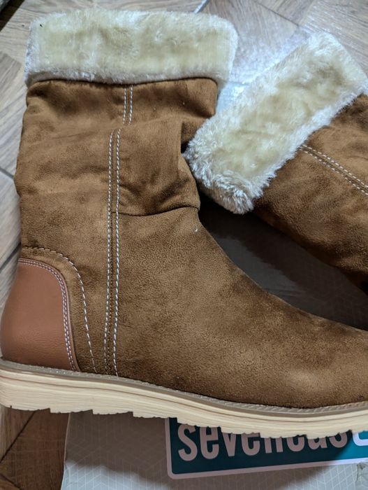 Vand o pereche de cizme imblanite,piele intoarsa