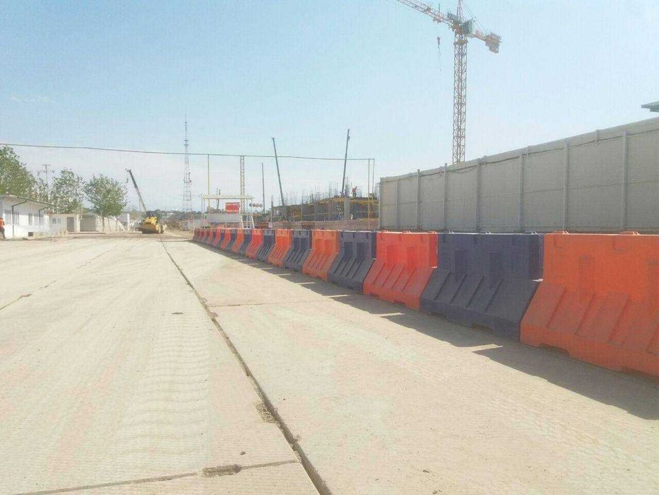 Пластмассовый дорожный бордюр  160х80х50 см