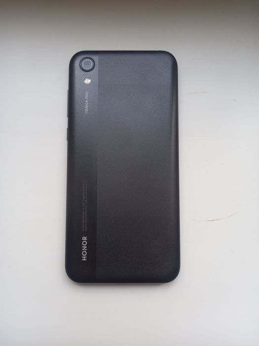 Honor 8s qora rangda