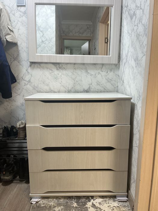 Продам Камод с зеркалом