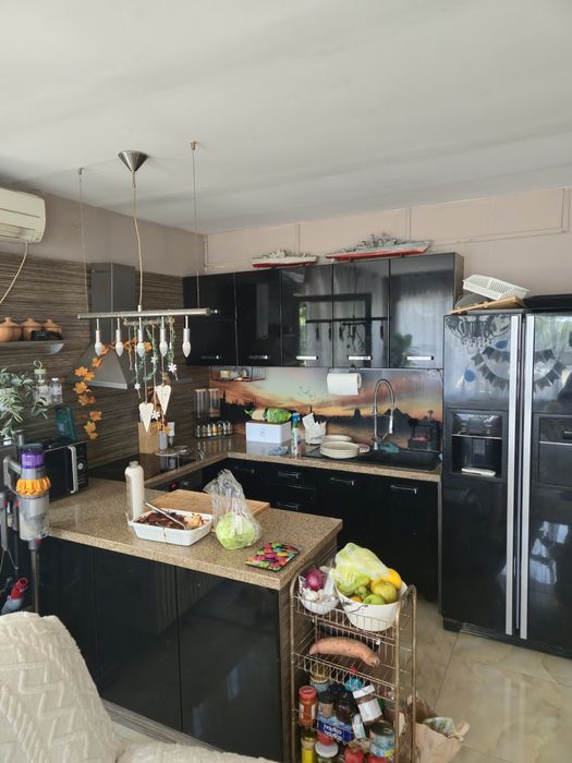 Кухня Хладилник Печка Абсорбатор Котлон Технически камък Мивка