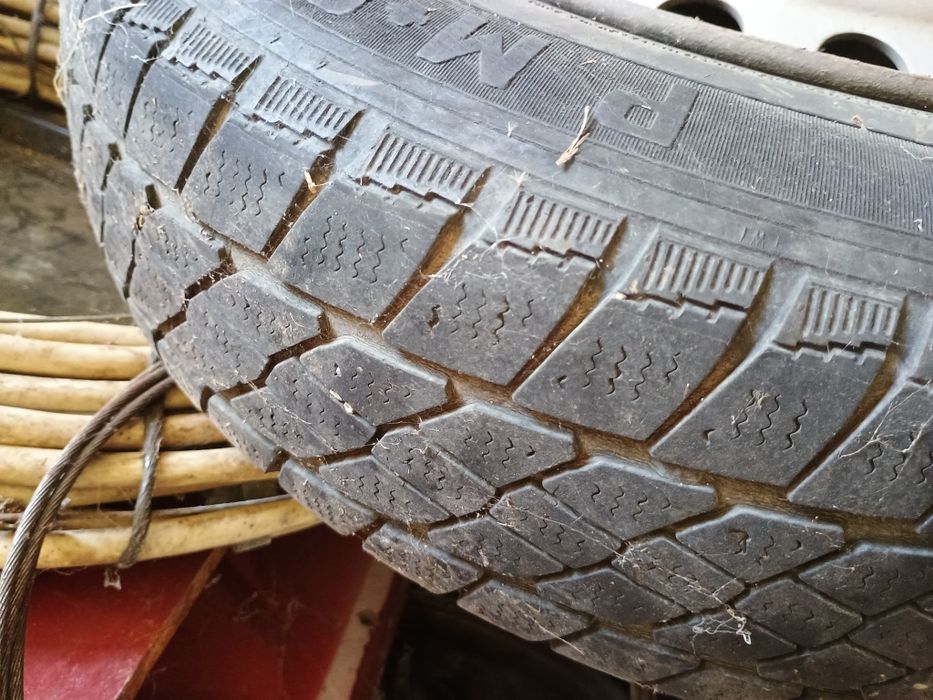 Продавам 2 бр. зимни и 2 бр. летни гуми