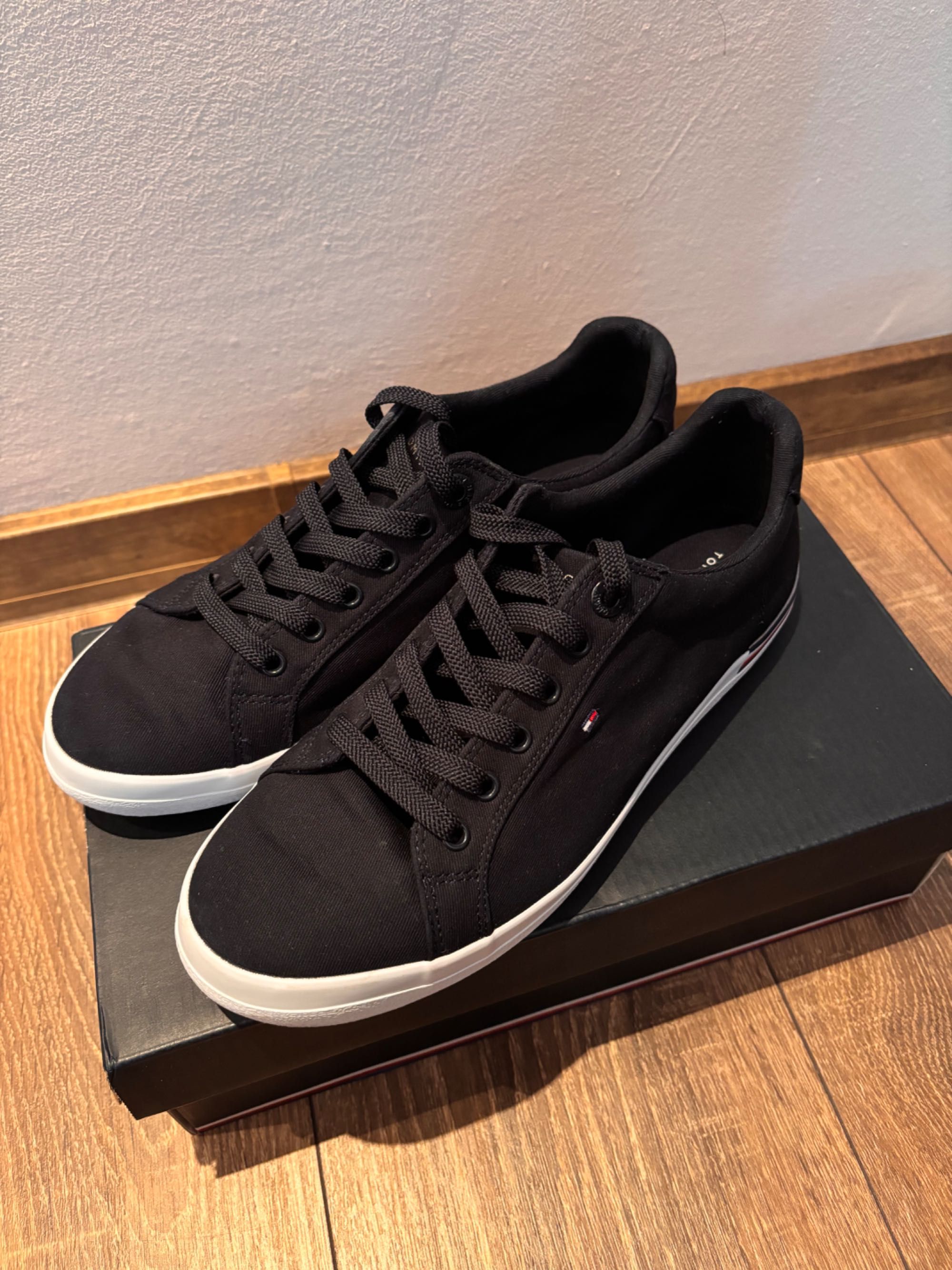 Дамски кецове Tommy Hilfiger
