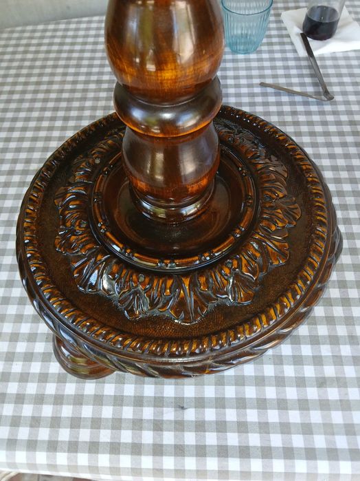 Lampadar de lemn scluptat din lemn