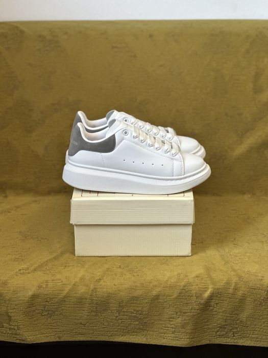 Alexander McQueen 41, 43