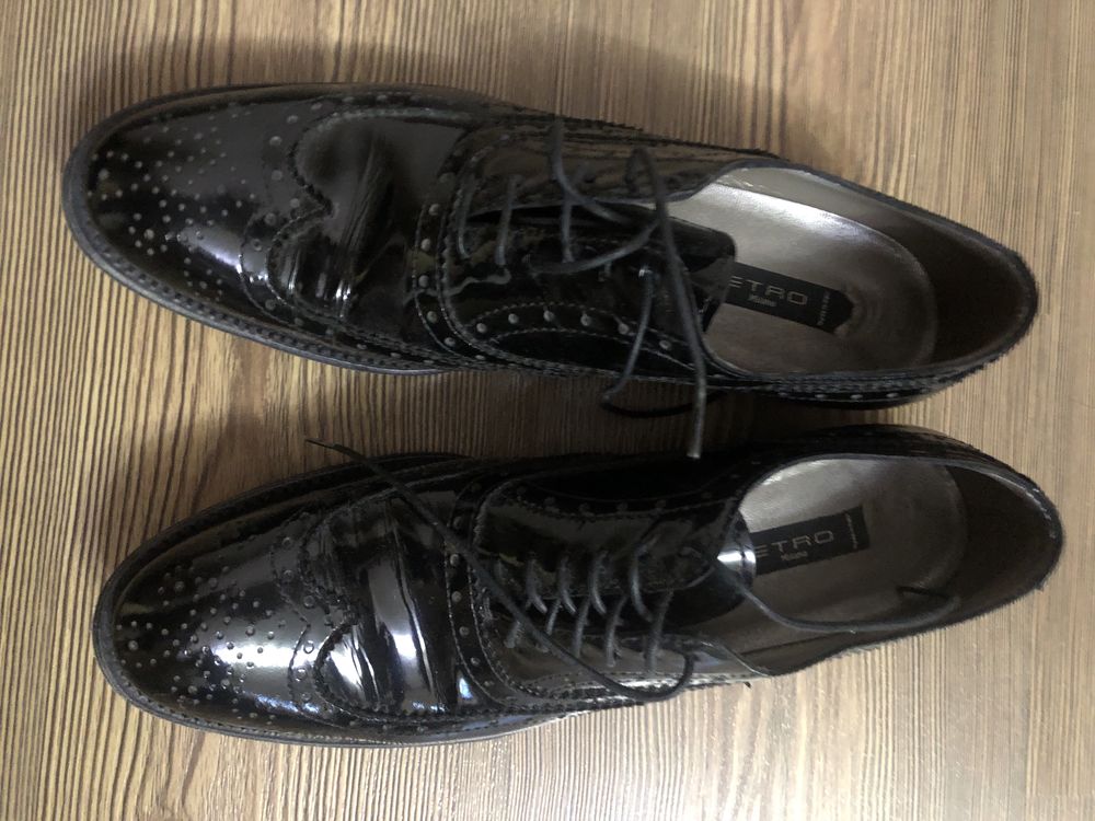 Брендовые лакированные чёрные туфли
