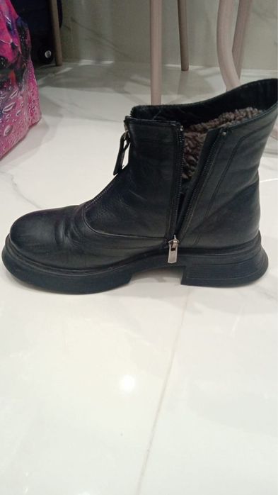 Продам ботинки зимние женские