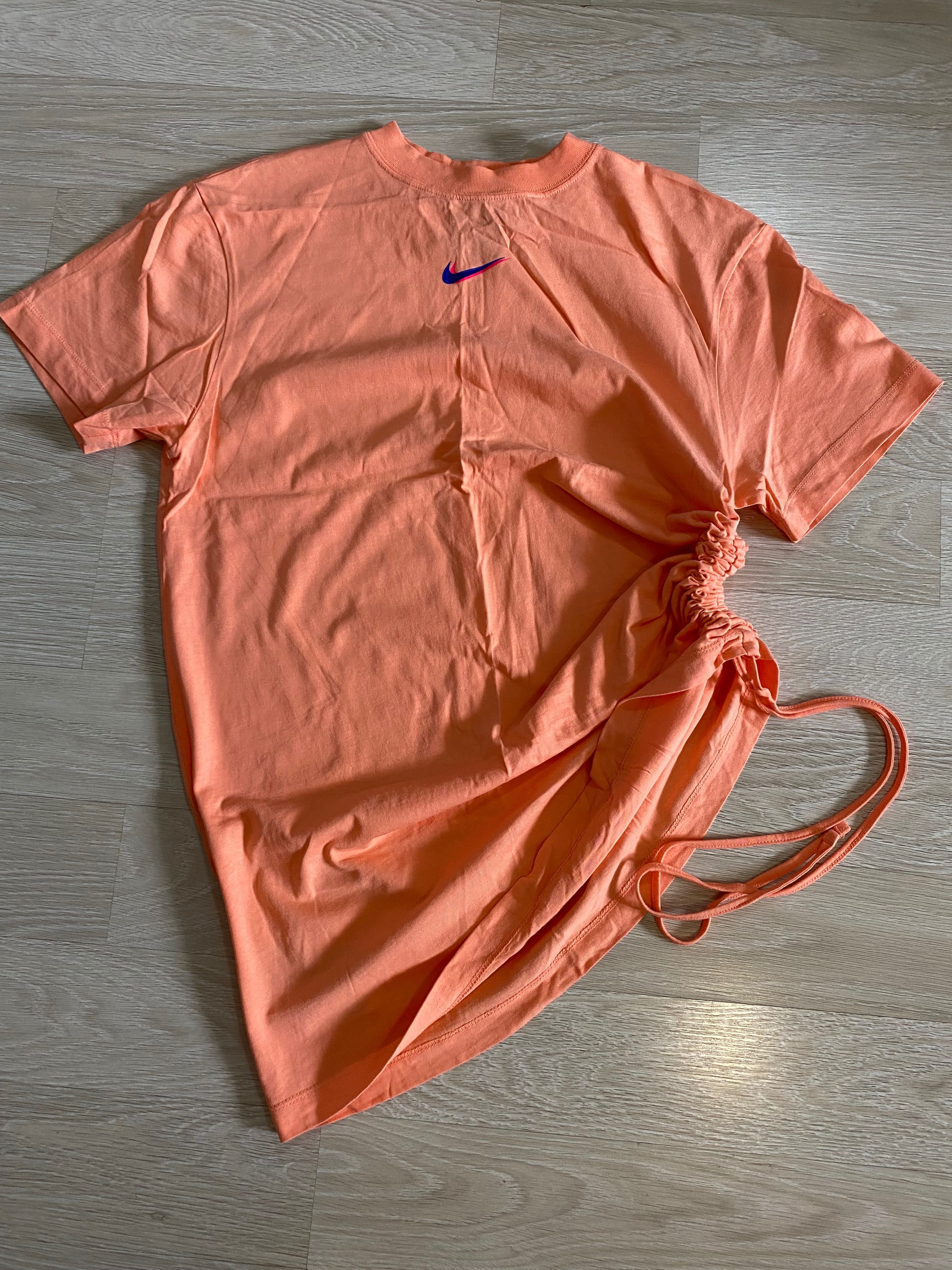 Къса рокля Nike с набор от едната страна